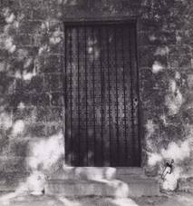 55-01 porte en bois goudronn&eacute;