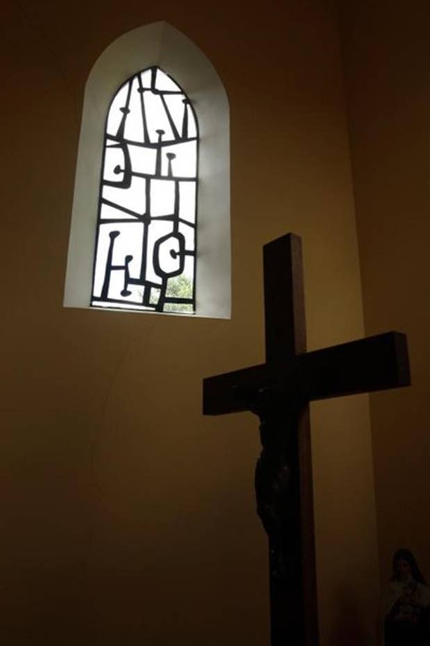 La Drac insiste sur � le caract�re unique des vitraux-sculptures � de l'�glise.